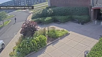 Nuevas imágenes muestran a sospechoso de ataque justo afuera del Oxford Valley Mall