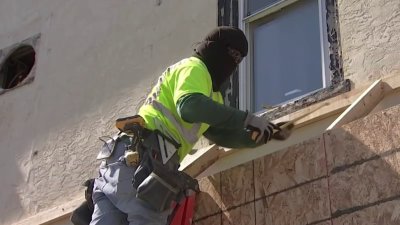 “Prefiero más cubrirme que quemarme”, trabajadores se preparan para labores bajo el sol