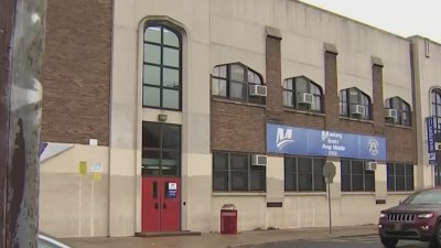 Distrito Escolar de Filadelfia acusado de no reportar asbesto a tiempo