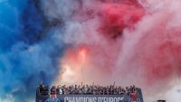 Paseo triunfal por los Campos Elíseos ante la afición del PSG. EFE/EPA/SADAK SOUICI