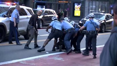 Manifestantes contra ICE y Policía de Filadelfia protagonizan tenso enfrentamiento