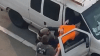Lo bajan del auto y lo tiran al piso: captan en video violento arresto de agentes de ICE