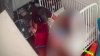 Aterrador video: niñera golpea con un cinturón a niños bajo su cuidado