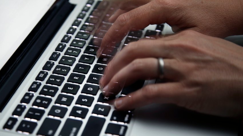 ARCHIVO – Esta fotografía del 19 de junio de 2017 muestra a una persona trabajando en una computadora en North Andover, Massachusetts. (AP Foto/Elise Amendola, Archivo)