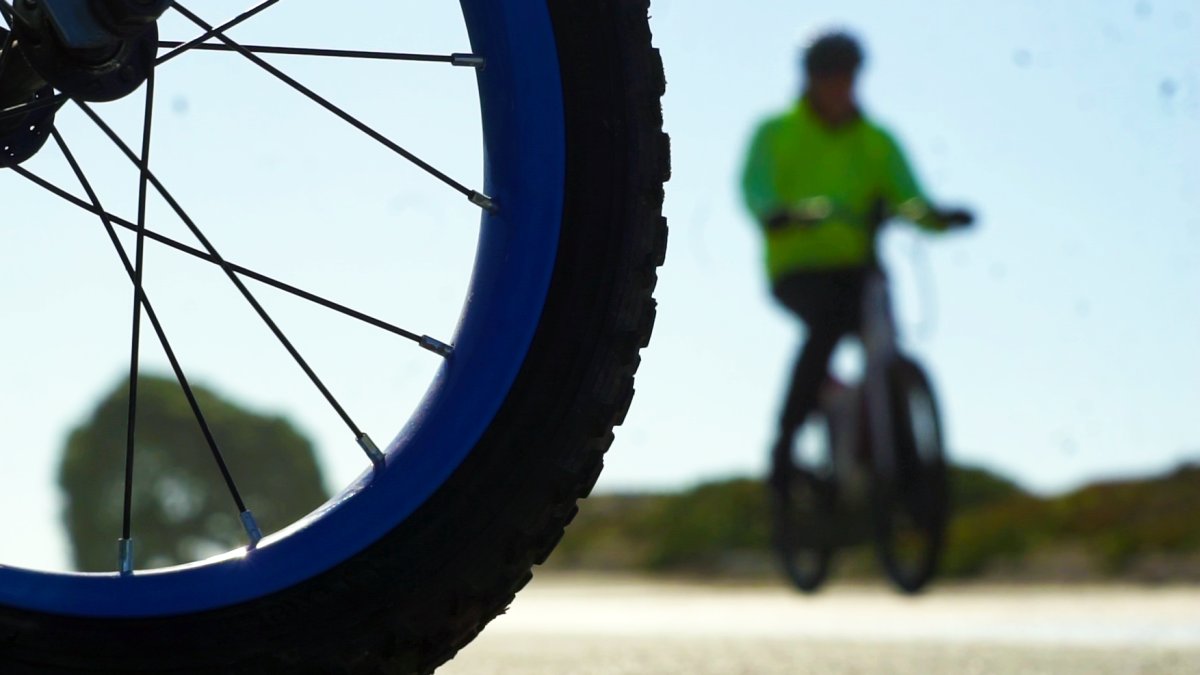 Chofer de "e-bike" grave tras impactarse contra Toyota