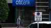 Bancos en EEUU podrían recolectar datos sobre estado migratorio a sus clientes