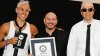 Pitbull logra récord Guinness al reunir la mayor cantidad de personas con calvas falsas