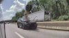 Impresionante neumático volador en I-76 se estrella contra camioneta