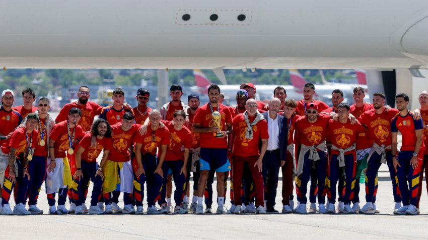 MADRID, 20/07/2026.- La selección española de fútbol, campeona del Mundial tras vencer en la final a Argentina, aterrizó este lunes a las 14:25 horas en la terminal 4 del aeropuerto de Madrid Barajas-Adolfo Suárez procedente de Nueva York (EE.UU). EFE/J.J.Guillen