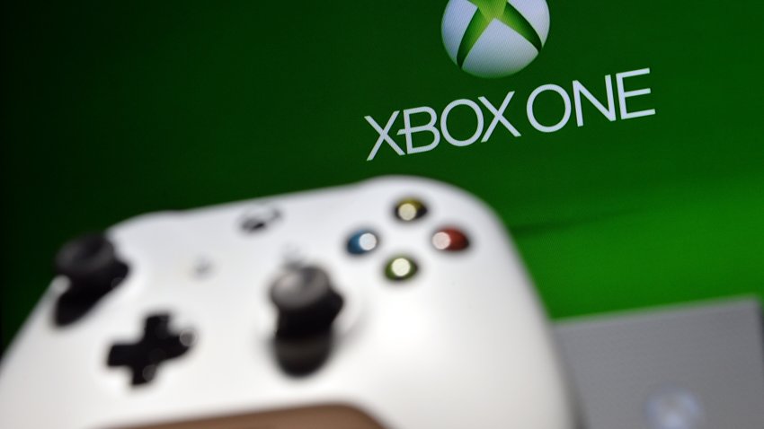 MERSIN, TURQUÍA – 11 DE DICIEMBRE: Un control de la consola de videojuegos Xbox aparece frente al logotipo de Xbox One en Mersin, Turquía, el 11 de diciembre de 2019. (Foto de Sezgin Pancar/Anadolu Agency vía Getty Images)
