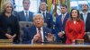 Nueva medida de Trump permitiría que los autos consuman más combustible